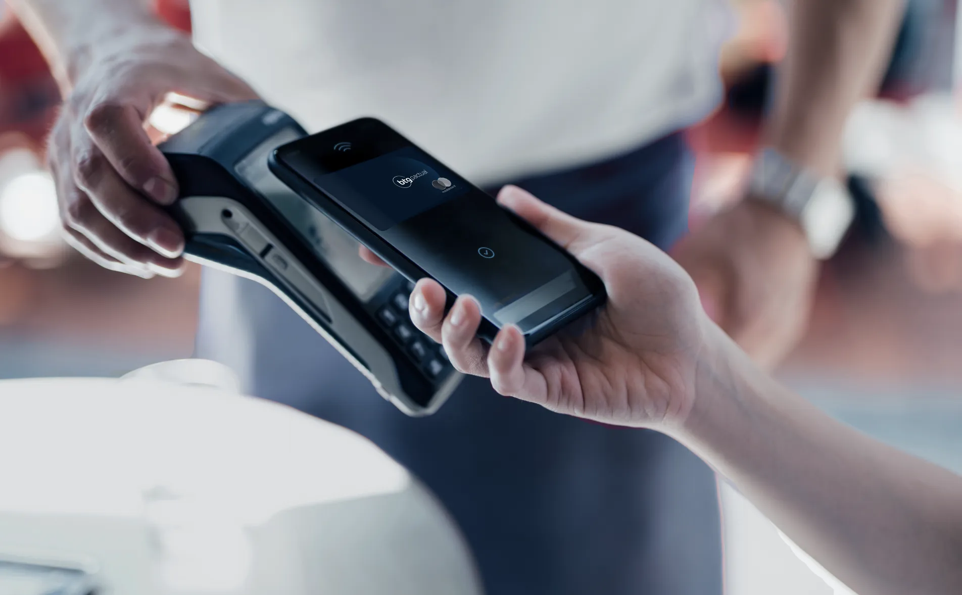 Cartão Ultrablue BTG, sendo utilizado com o Apple Pay na maquininha.